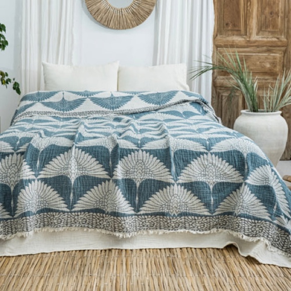 Luxury Bedspread King Organic Muslin Quilted Crinkle 2 Side FLiPSiDE Teal Crane - Picture 2 of 15